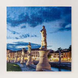 Reihe von illuminierten Statuen in Padova Puzzle