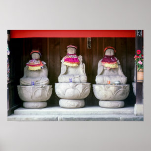 Reihe von Jizo-Mönchsstatuen mit Lätzchen und Hut Poster