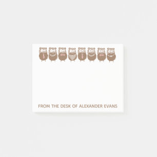 Reihe von kärtelfarbenen Eulen Post-it Klebezettel