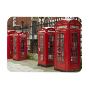 Reihe von Telefonzellen hinter dem Royal Magnet