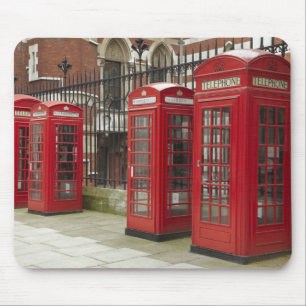Reihe von Telefonzellen hinter dem Royal Mousepad