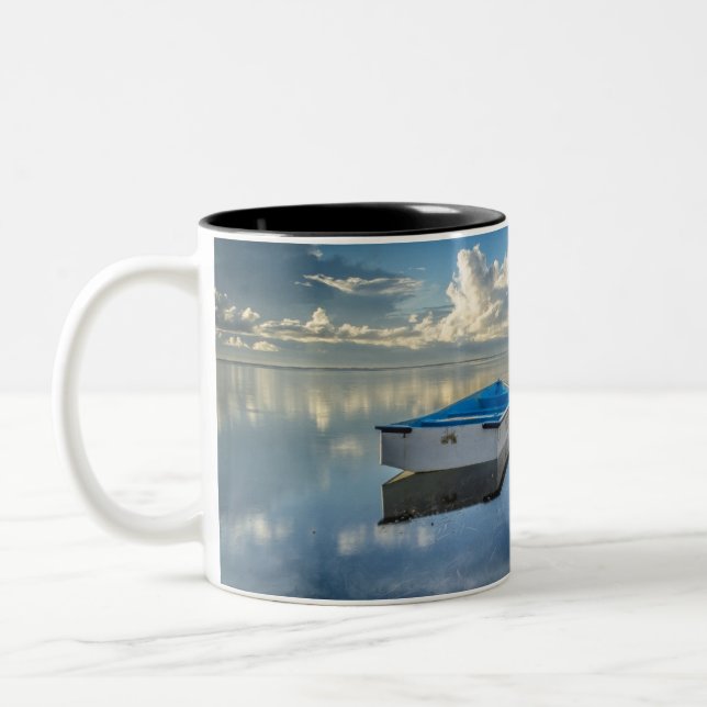 Reihen-Boot auf dem Wasser Zweifarbige Tasse (Links)