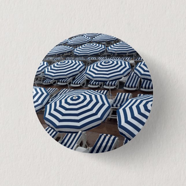 Reihen der gestreiften Strandschirme mit Button (Vorderseite)