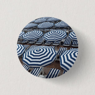 Reihen der gestreiften Strandschirme mit Button