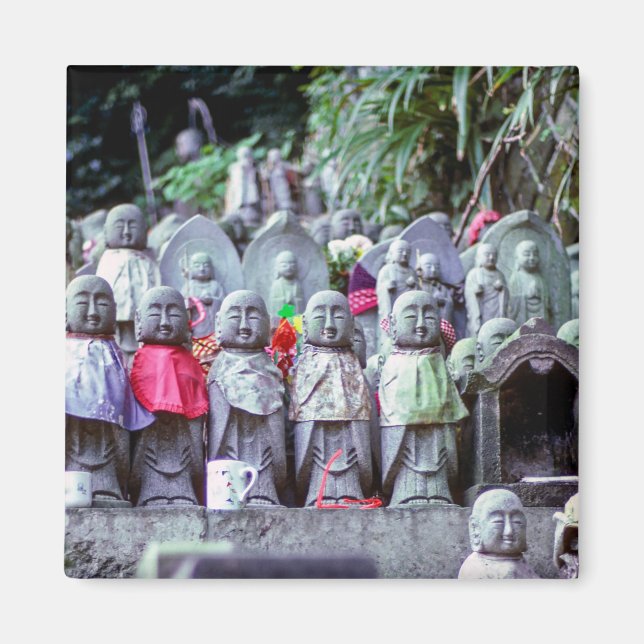 Reihen kleiner Jizo-Mönchsstatuen mit Bikes - Japa Magnet (Vorne)
