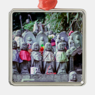 Reihen kleiner Jizo-Mönchsstatuen mit Bikes - Japa Ornament Aus Metall