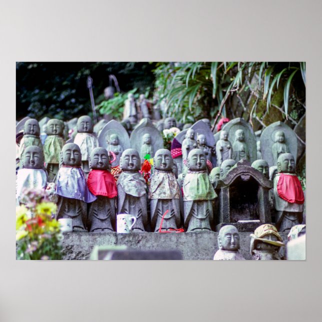Reihen kleiner Jizo-Mönchsstatuen mit Bikes - Japa Poster (Vorne)