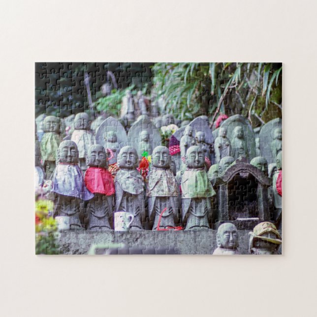 Reihen kleiner Jizo-Mönchsstatuen mit Bikes - Japa Puzzle (Horizontal)