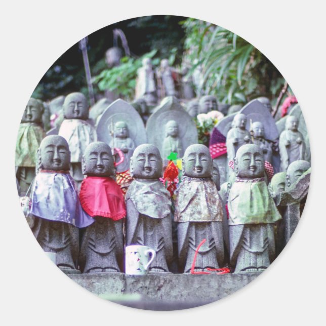 Reihen kleiner Jizo-Mönchsstatuen mit Bikes - Japa Runder Aufkleber (Vorderseite)