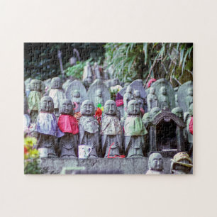 Reihen kleiner Jizo-Mönchsstatuen mit Lätzchen - J Puzzle