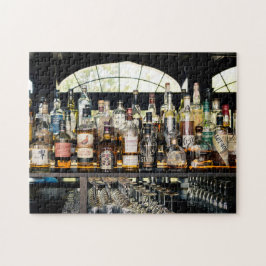 Reihen von Liquor-Flaschen in Bar Puzzle