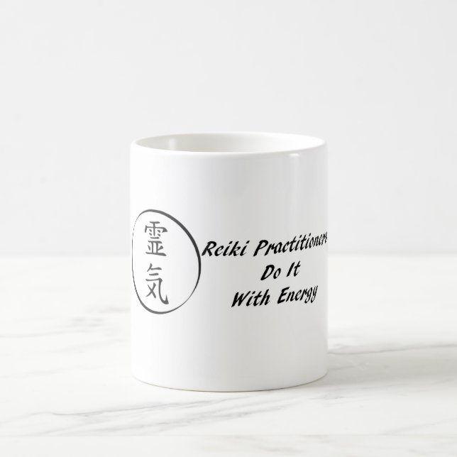 Reiki Praktiker tun es mit Energie Tasse (Mittel)