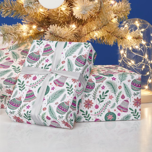 Reindeer and Snowflakes Pattern in Pink and Green Geschenkpapier (Feiertage)