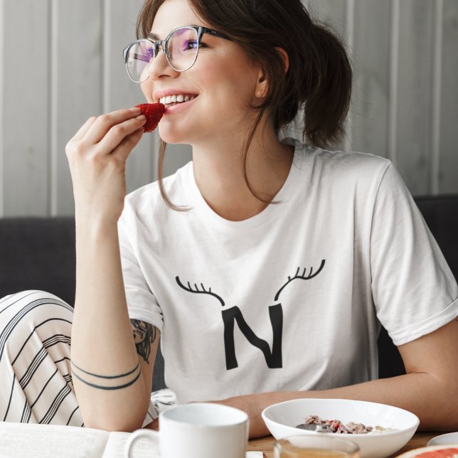 Reindeer Antlers Modern Initial Christmas Monogram T-Shirt (Von Creator hochgeladen)