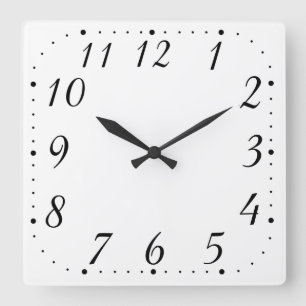Reine Uhr am weißen Platz