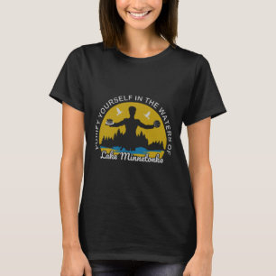 Reinigen Sie sich im Wasser des Minnetonka-Sees. T-Shirt