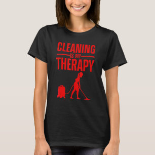 Reinigung der häuslichen Behandlung von Frauen im T-Shirt