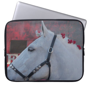reinweißes Pferd mit schwarzem Zaumzeug Laptopschutzhülle