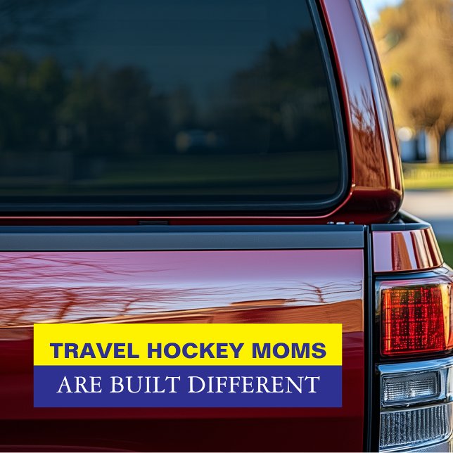 Reise-Hockey-Mütter sind anders gebaut Autoaufkleber (Travel Hockey Moms are Built Different Bumper Sticker)