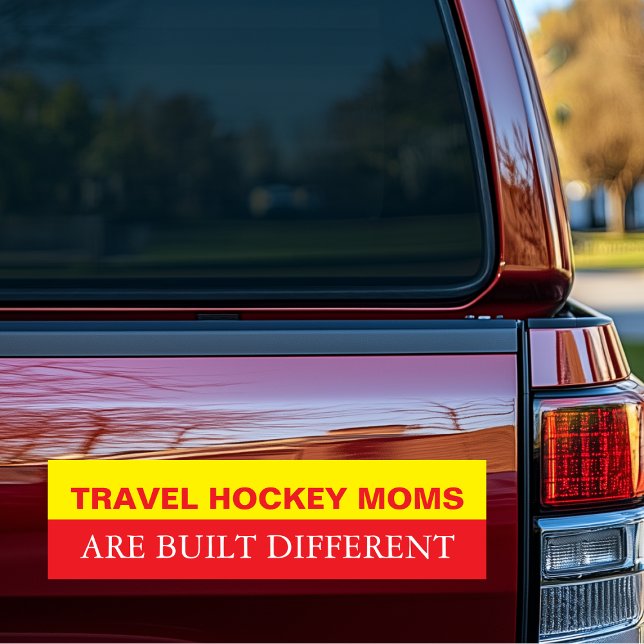 Reise-Hockey-Mütter sind anders gebaut Autoaufkleber (Travel Hockey Moms are Built Different Bumper Sticker)