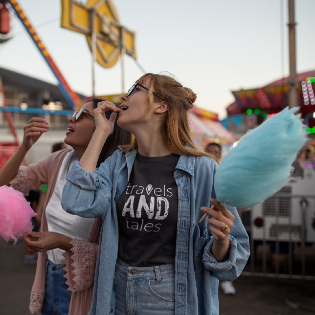 Reisen und Geschichten [weißes Logo] T - Shirt von (Von Creator hochgeladen)