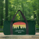Reisen zum Sonnenuntergang im Grünen Camping indiv Duffle Bag<br><div class="desc">Coole Wanderduffeltasche mit grünem Waldsonnenuntergang für die ganze Gruppe auf einem Naturausflug oder Camping Ausflug. Dieses Sondergeschenk bietet einen schönen Horizont mit Bäumen für Wanderer oder Camper.</div>