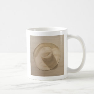 Reisender Hut auf staubiger Tabelle 2010 Tasse