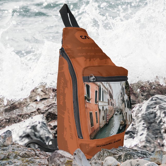 Reisequotes Monogramm Ihr Foto Boho Rust Crossbody Bag (Travel Quotes Monogram Your Photo Boho Rust Sling Bag ©Susanne Sachers - Sunny Wanderlust 🌞✈️)