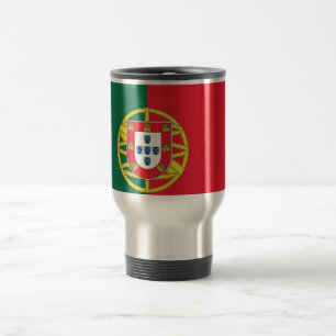 Reiseumarmung mit der Flagge Portugals Reisebecher