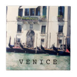 Reiseziele | Foto an der Wasserfront von Venedig Fliese<br><div class="desc">Hier eingefangen, ein atemberaubendes klassisches Foto an den Venedig-Kanälen in Italien von den talentierten Sylvia Coomes. Nehmen Sie alle wunderbaren rustikalen Details dieses Fotos mit, beginnend mit der Reihe von glänzenden Gondeln, die aufgereiht sind. Sehen Sie, wie die blendende Sonne glücklicherweise leuchtet, während das Wasser still steht. Das Vintage Foto...</div>