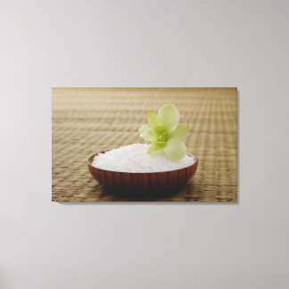 Reißschale mit einer Blume auf einer Täami-Matte Leinwanddruck