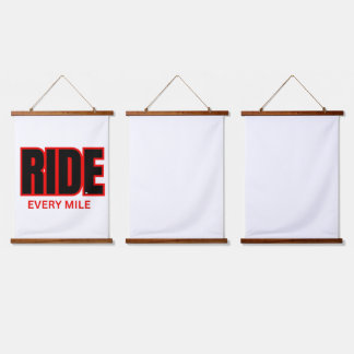 Reite jede Meile – Motorrad-Abenteuer-Typografie Wandteppich Mit Holzrahmen