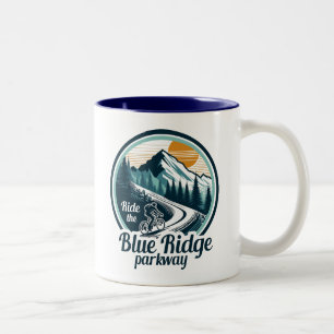 Reiten auf dem Blue Ridge Parkway Zweifarbige Tasse