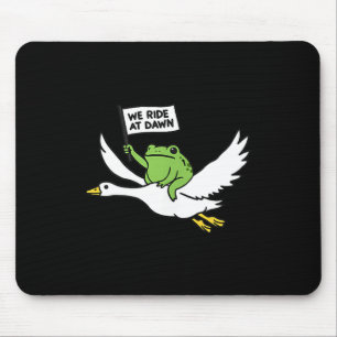Reiten bei Morgengrauen lustiger Frosch reitet Gan Mousepad