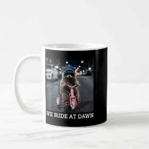 Reiten bei Morgengrauen Lustiger Waschbär fährt Dr Kaffeetasse