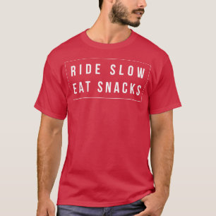 Reiten Sie langsam essen Snacks T-Shirt