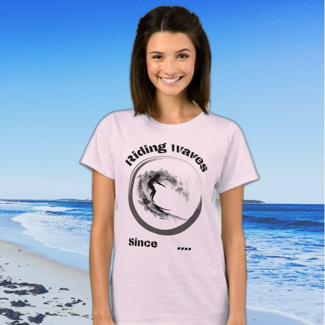 Reiten Wellen seit...Schwarz-Graue Surfer-Design T-Shirt (Von Creator hochgeladen)
