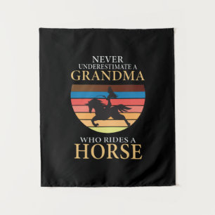 Reitgeschenk   Nie ein Oma unterschätzen Wandteppich