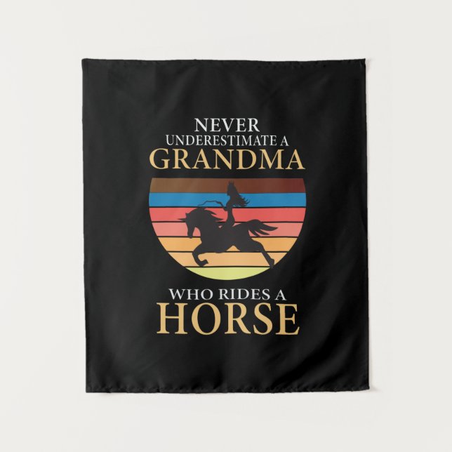 Reitgeschenk | Nie ein Oma unterschätzen Wandteppich (Vorderseite)