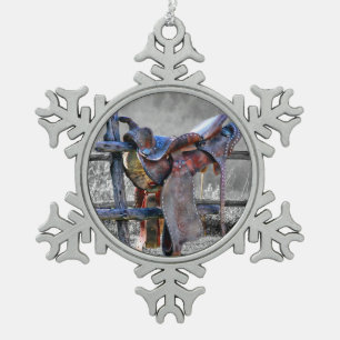 Reitsattel auf dem Corral Fence Western Schneeflocken Zinn-Ornament