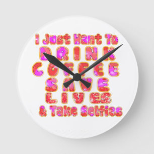 Reizend will ich gerade, um Kaffee zu trinken Runde Wanduhr