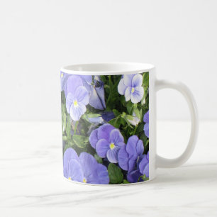 Reizende lila Blumen auf einer Kaffee-Tasse Tasse
