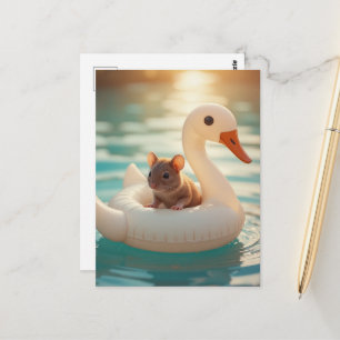 Reizende Maus, die auf einem Schwanenfloß schwimmt Postkarte