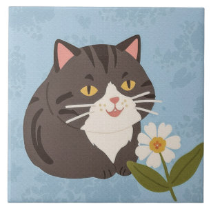 Reizende niedliche graue Katze mit einer Kamillebl Fliese