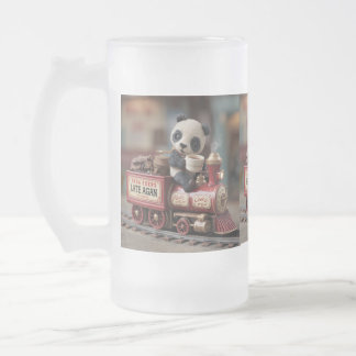 Reizende Panda-Figur auf einem Vintage-Spielzeugzu Mattglas Bierglas