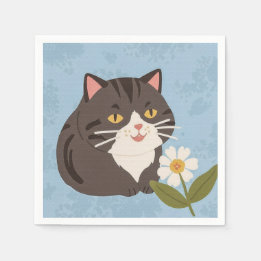 Reizende süße graue Katze mit einer Kamilleblume Serviette