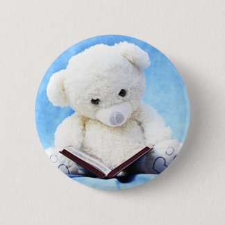 Reizender weißer Teddybär las Buch Button