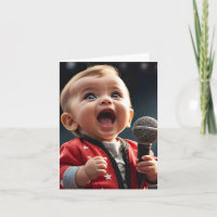 Reizendes Kleinkind singt enthusiastisch Blank