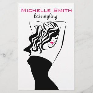 Reizendes Mädchen mit dem gewelltes Haar Flyer