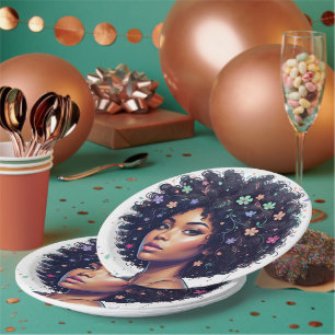 Reizendes schwarzes Mädchen mit Blumenkrone Afro Pappteller